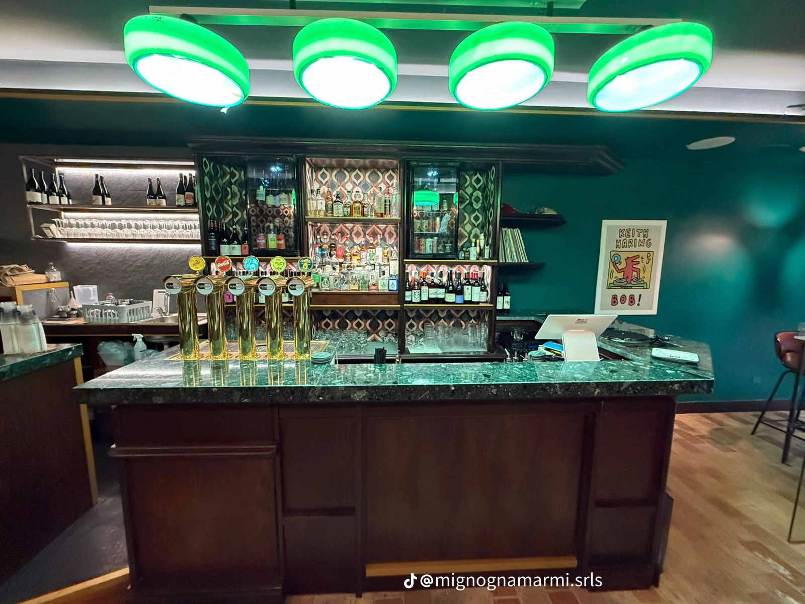 Bancone bar in marmo Verde Alpi realizzato da Mignogna Marmi